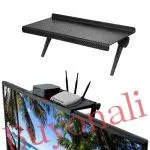 מדף נתלה על גבי הטלוויזיה