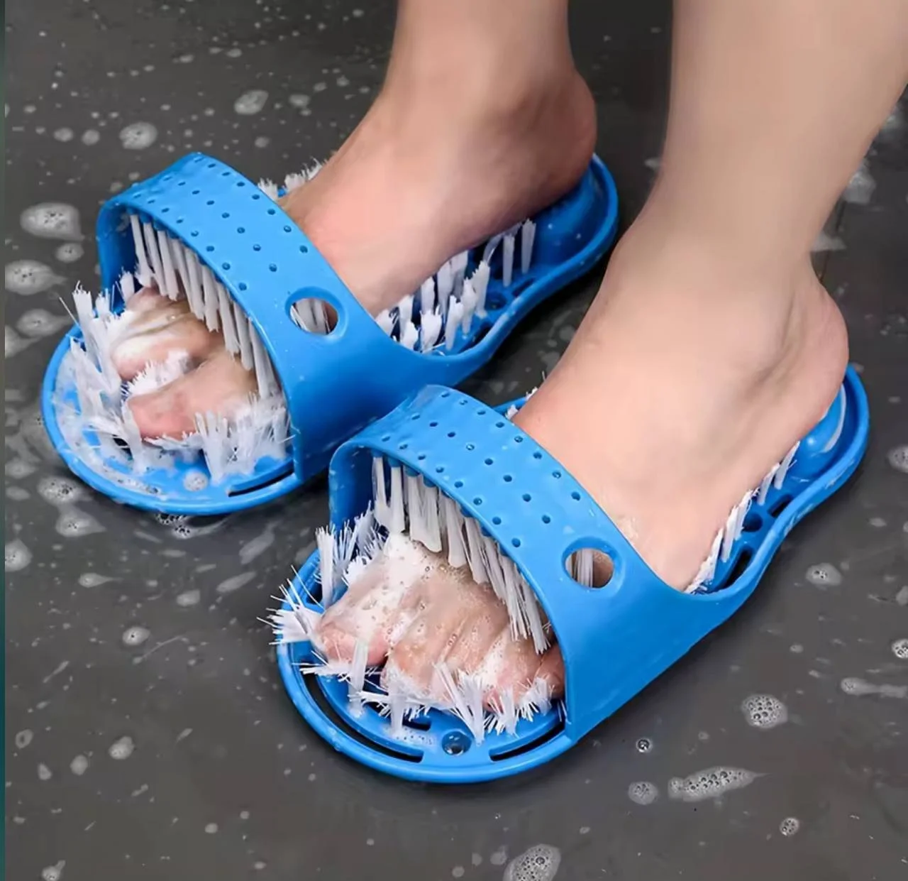 כפכפי מקלחת עם מברשות ניקוי לרגליים וספוג סבון