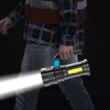 פנס המשמש תאורת חרום כולל מטען נייד – ממחסן ישראלי